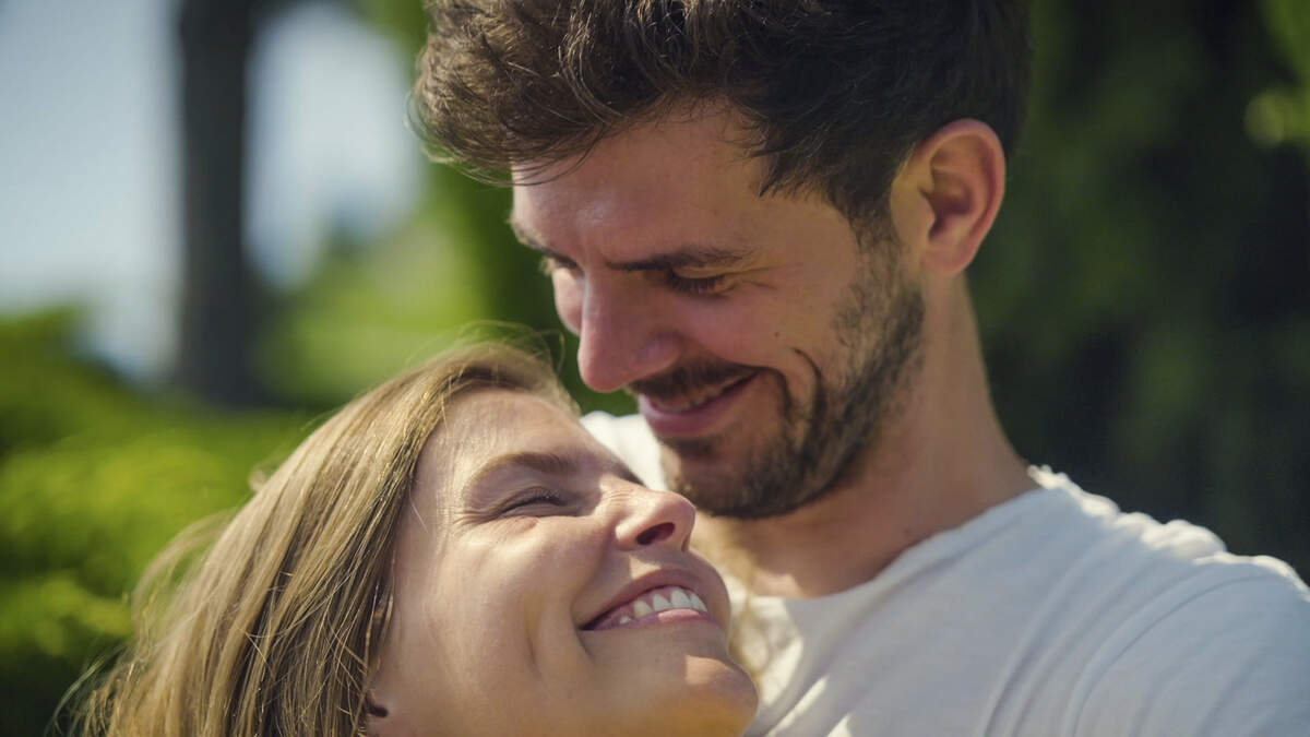 『ブラインド・マリッジ』のあるカップルは、「キスやハグ以上のことが起きた」「私は1か月も待ちたくないタイプなんです」。