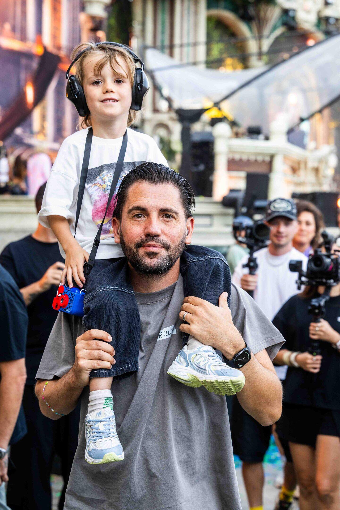 Dimitri Vegas en zoontje London, tijdens de set van Anouk op Tomorrowland.