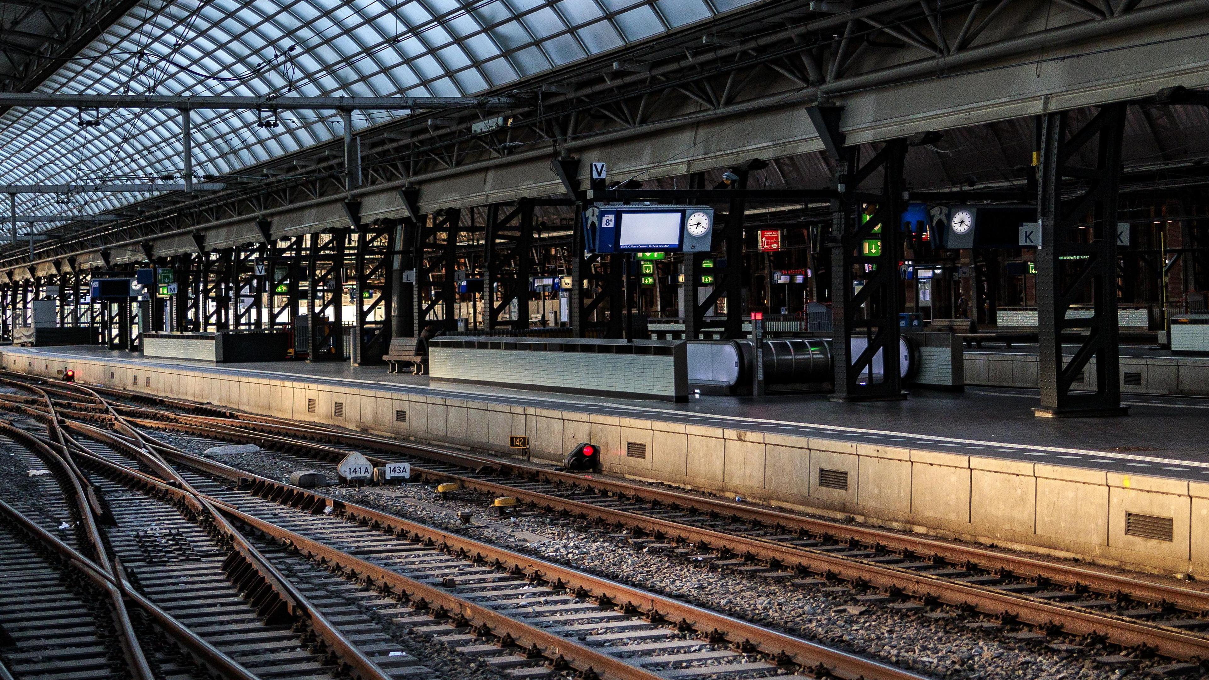 Ontploffing op trein in het Nederlandse Castricum: één gewonde, honderden mensen geëvacueerd van tre