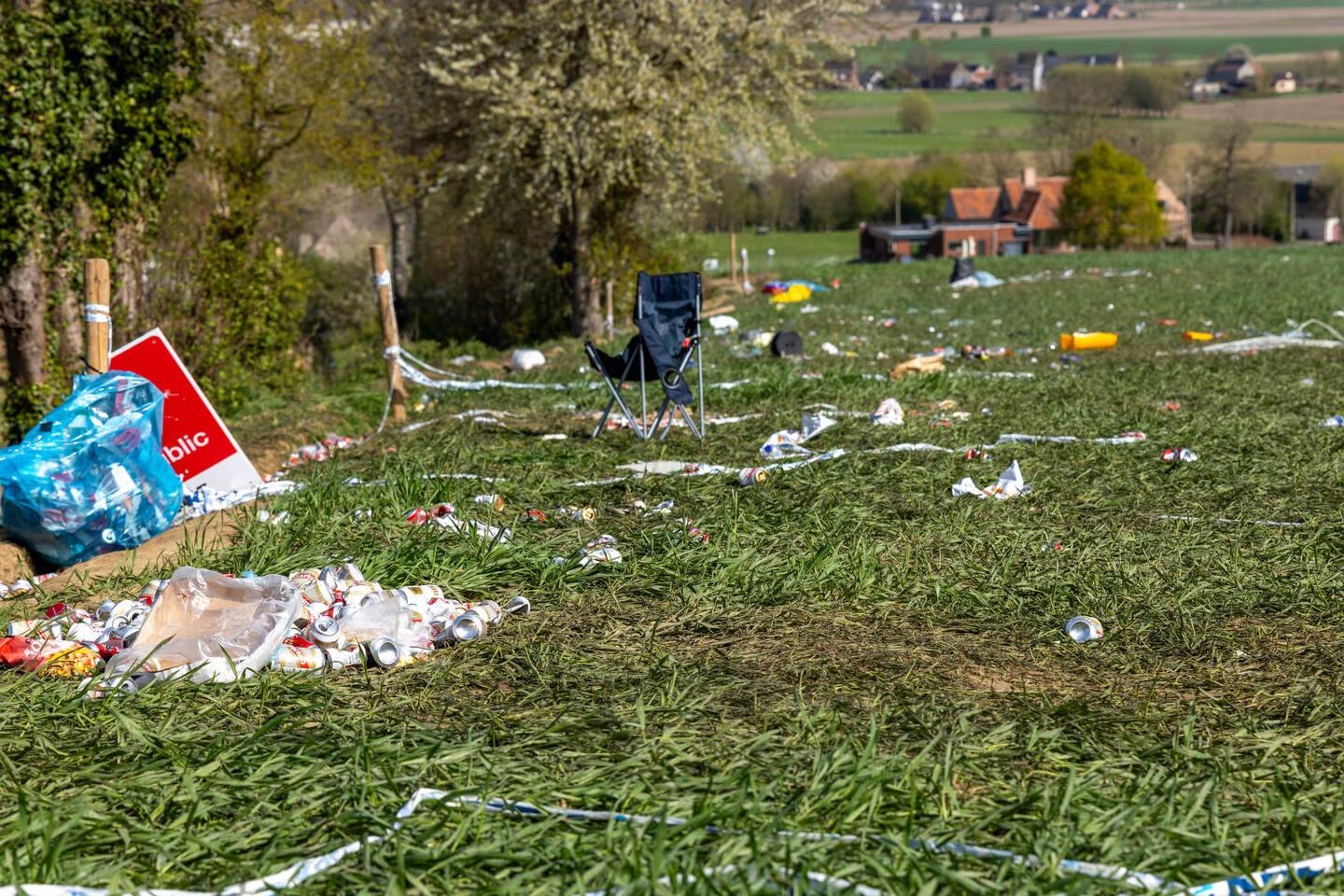 De Oude Kwaremont, of een verlaten festivalterrein? Het is in een snelle blik niet te zeggen.