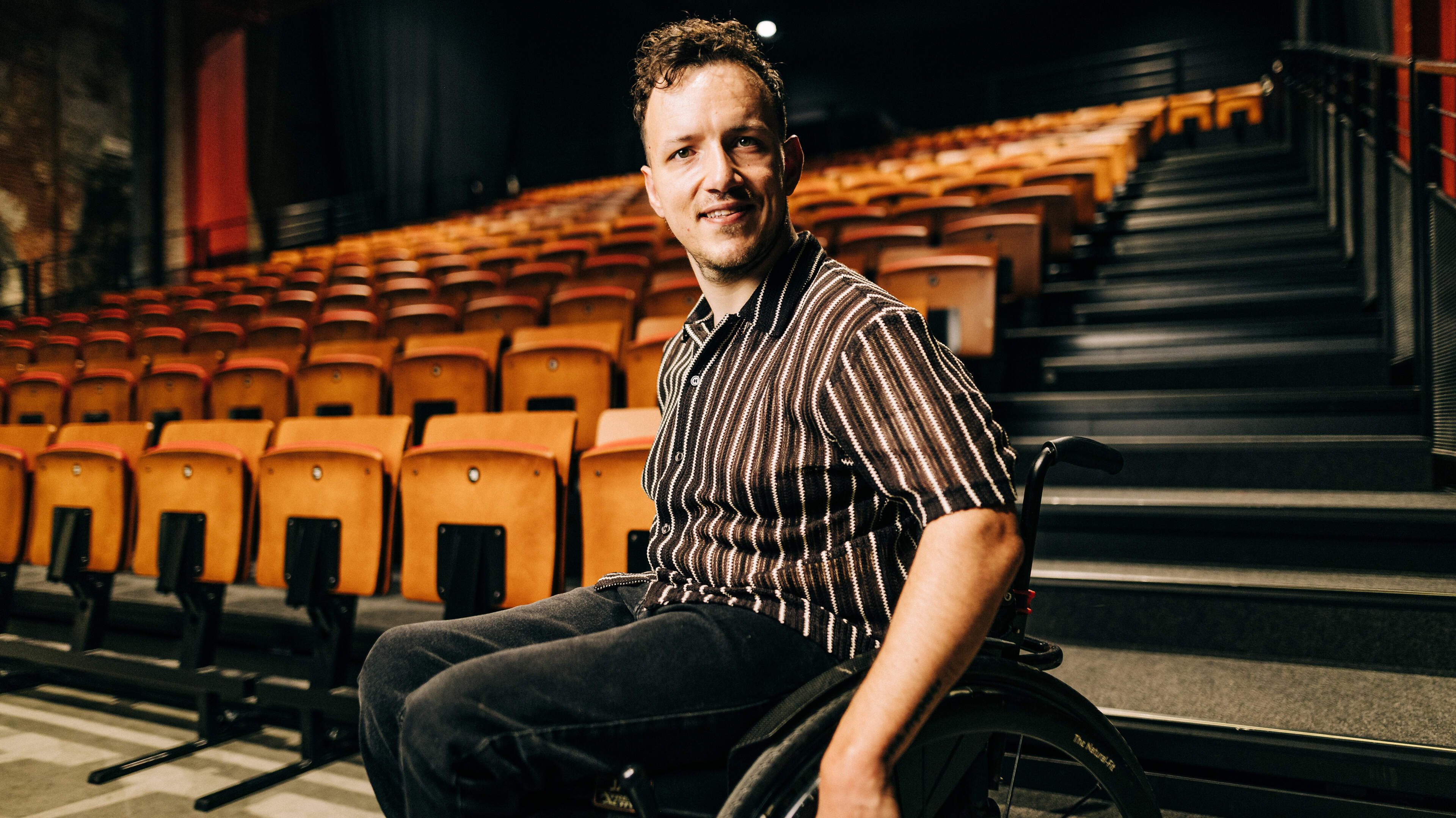 Sander krijgt als eerste rolstoelgebruiker hoofdrol in musical: “Ik ben zo geboren, mijn lijf is perfect zoals het nu is”