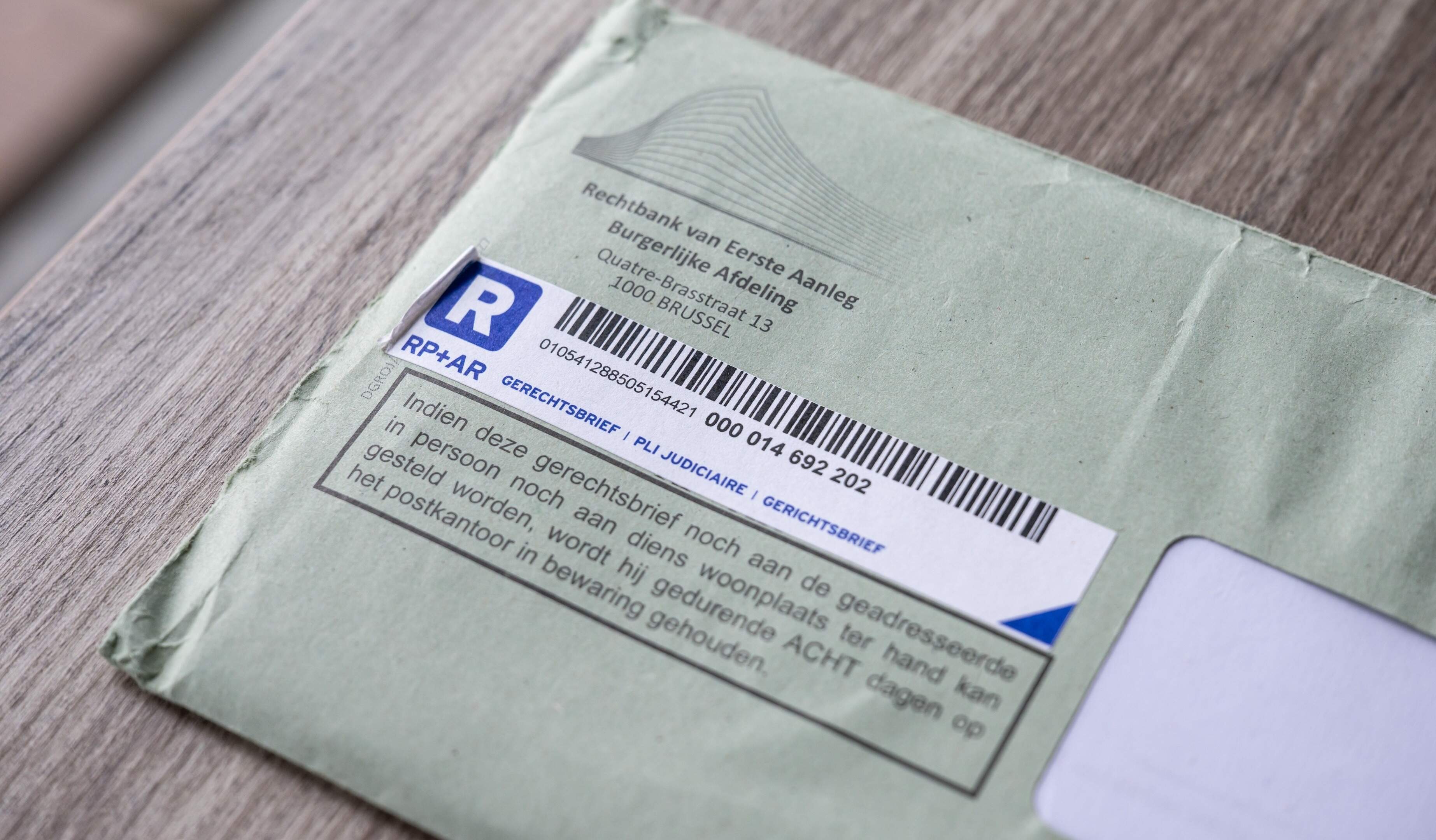 Brieven sturen kost justitie elke maand 1,8 miljoen euro