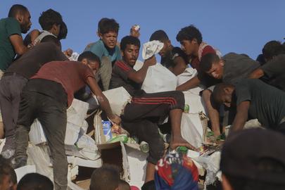 Palestijnen proberen voedsel te bemachtigen van een vrachtwagen met hulpgoederen nabij Rafah, op 4 augustus.