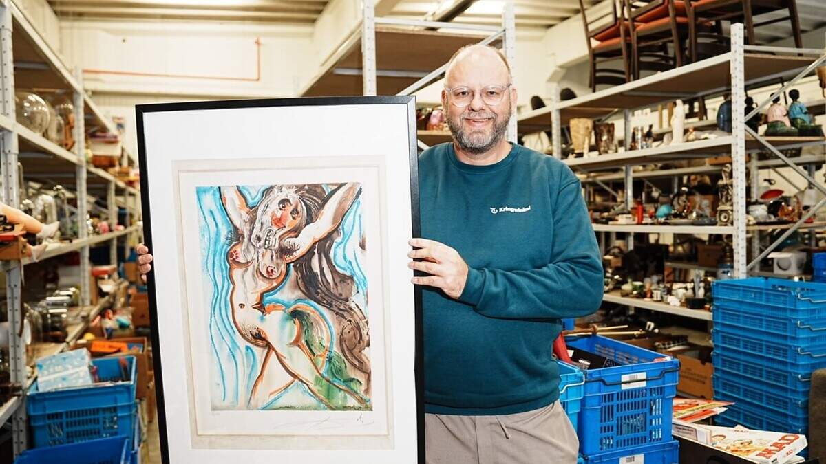 リサイクルショップの従業員がダリの作品をガラス容器から保存：「自分のために保管することは考えもしなかった」