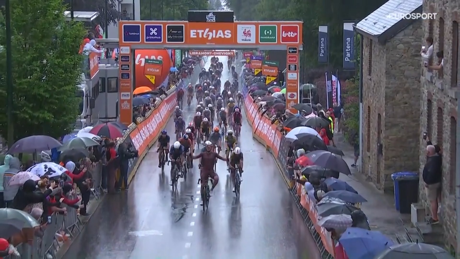 VIDEO. Verrassende winnaar in Ronde van Wallonië: Nieuw-Zeelander Ben Oliver knalt topfavorieten uit het wiel en boekt op z’n 29ste eerste profzege