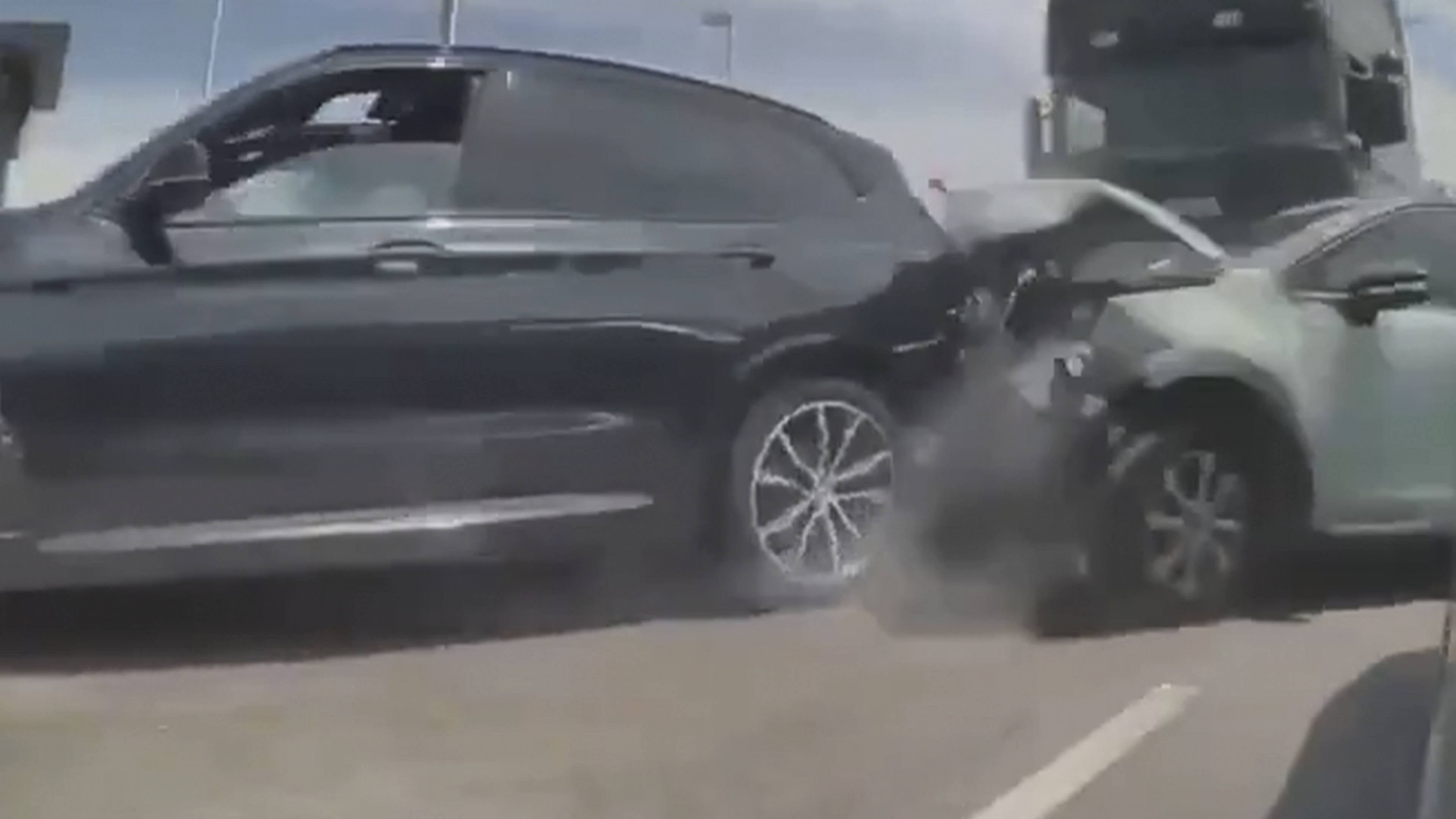 37 gewonden bij kettingbotsing met 20 wagens in Frankrijk: “Het leek wel oorlogsgebied”